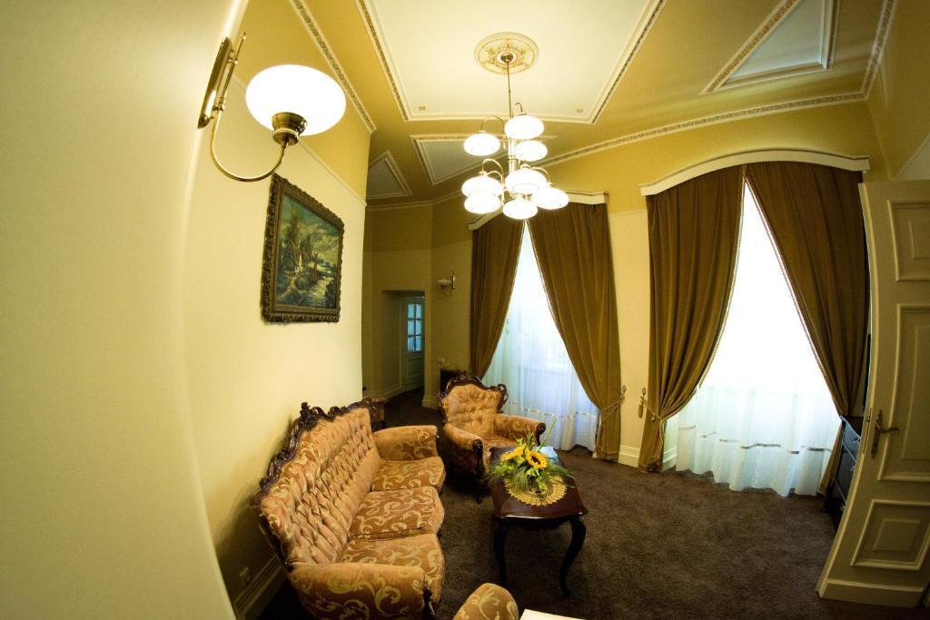 Bialy Dwor Bed & Breakfast Квидзин Стая снимка