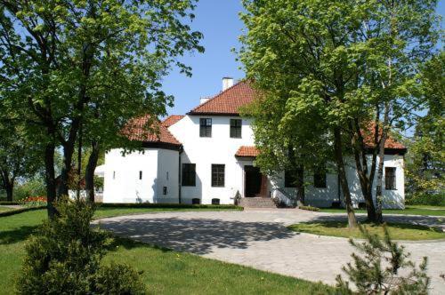 Bialy Dwor Bed & Breakfast Квидзин Екстериор снимка