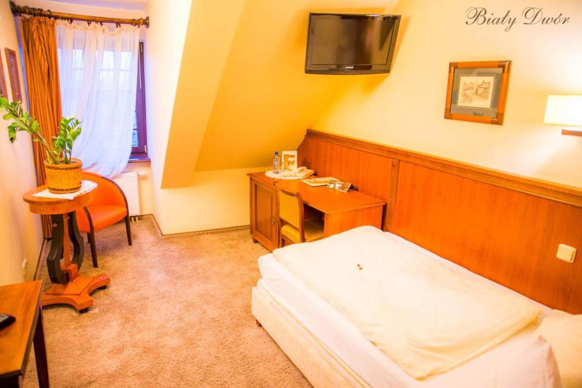Bialy Dwor Bed & Breakfast Квидзин Екстериор снимка