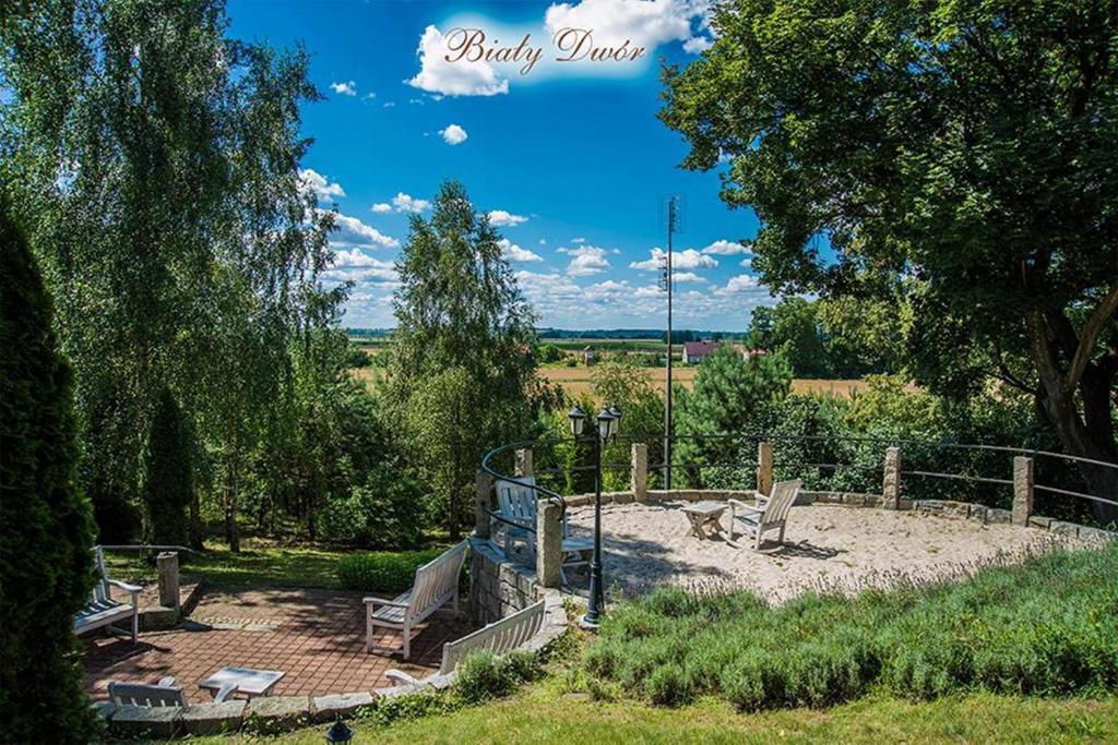 Bialy Dwor Bed & Breakfast Квидзин Екстериор снимка