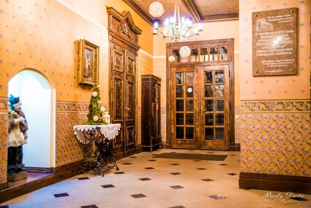 Bialy Dwor Bed & Breakfast Квидзин Екстериор снимка