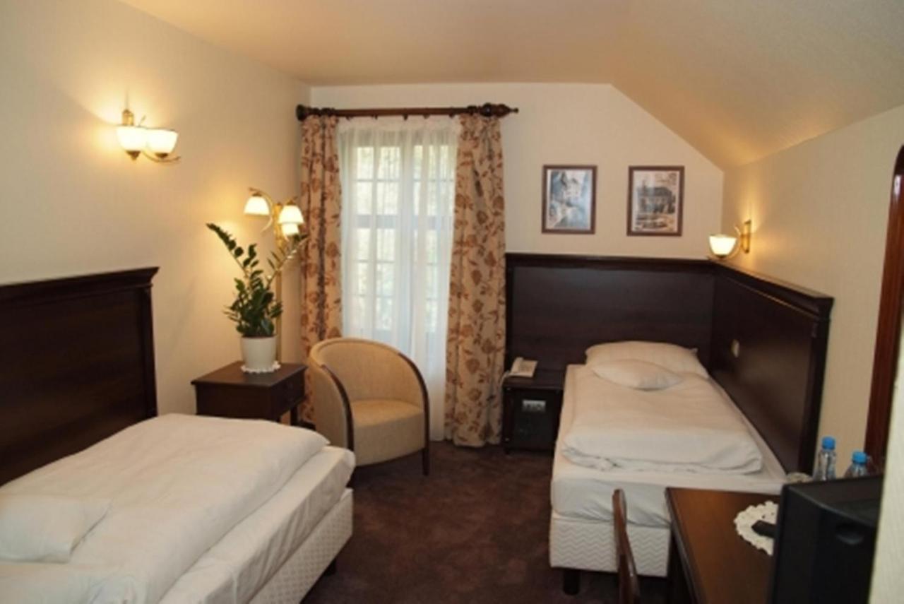 Bialy Dwor Bed & Breakfast Квидзин Стая снимка
